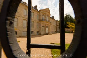 L'hôtel de Beaumont à Valognes aperçu depuis son portail