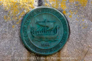 Le médaillon en hommage au Mora de Guillaume le Conquérant à Barfleur