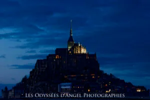 Le Mont-Saint-Michel à la nuit tombée